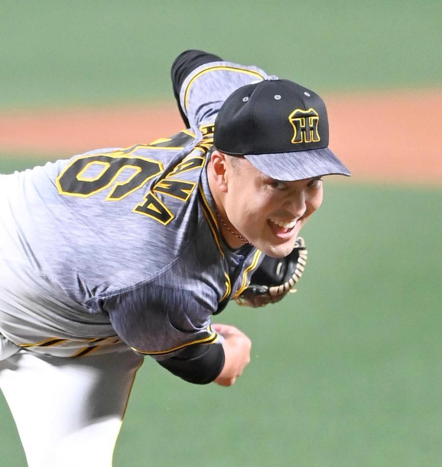 　気迫の投球を見せる先発の秋山