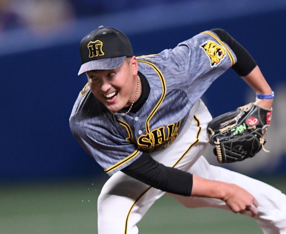 　先発し力投する秋山