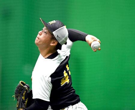 　キャッチボールする村上