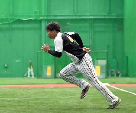 ダッシュする阪神・村上頌樹＝甲子園（撮影・山口登）
