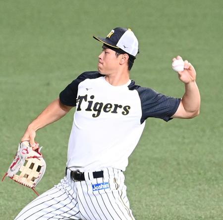 左で投球する佐藤輝（撮影・飯室逸平）