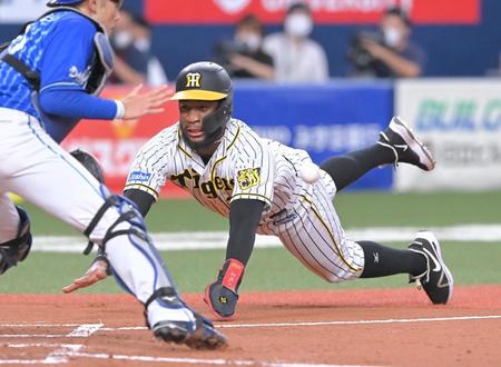 ２回、阪神・木浪聖也の先制打で本塁ヘッドスライディングする阪神　メル・ロハス・ジュニア＝京セラドーム（撮影・高部洋祐）