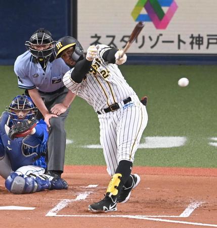 ２回、左前打を放つロハス（撮影・飯室逸平）