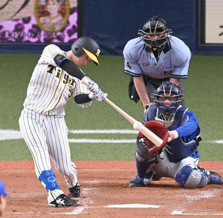 ３回、右越えに８号ソロを放つ近本（撮影・飯室逸平）