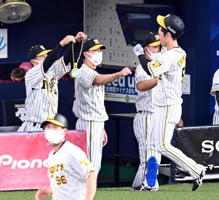 ３回、８号ソロを放った近本を迎える矢野監督（中央）ら（撮影・飯室逸平）