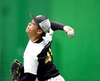 　キャッチボールする村上