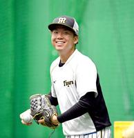 　笑顔を見せ練習する村上（撮影・山口登）