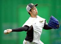 　キャッチボールで汗を流す青柳（撮影・山口登）