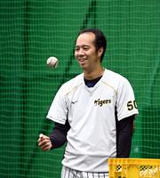 練習中笑顔を見せる阪神・青柳晃洋＝甲子園（撮影・山口登）