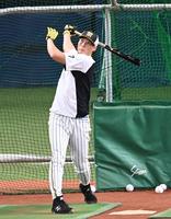 早出特打で快音を響かせる糸井（撮影・飯室逸平）