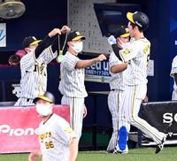 ３回、８号ソロを放った近本を迎える矢野監督（中央）ら（撮影・飯室逸平）