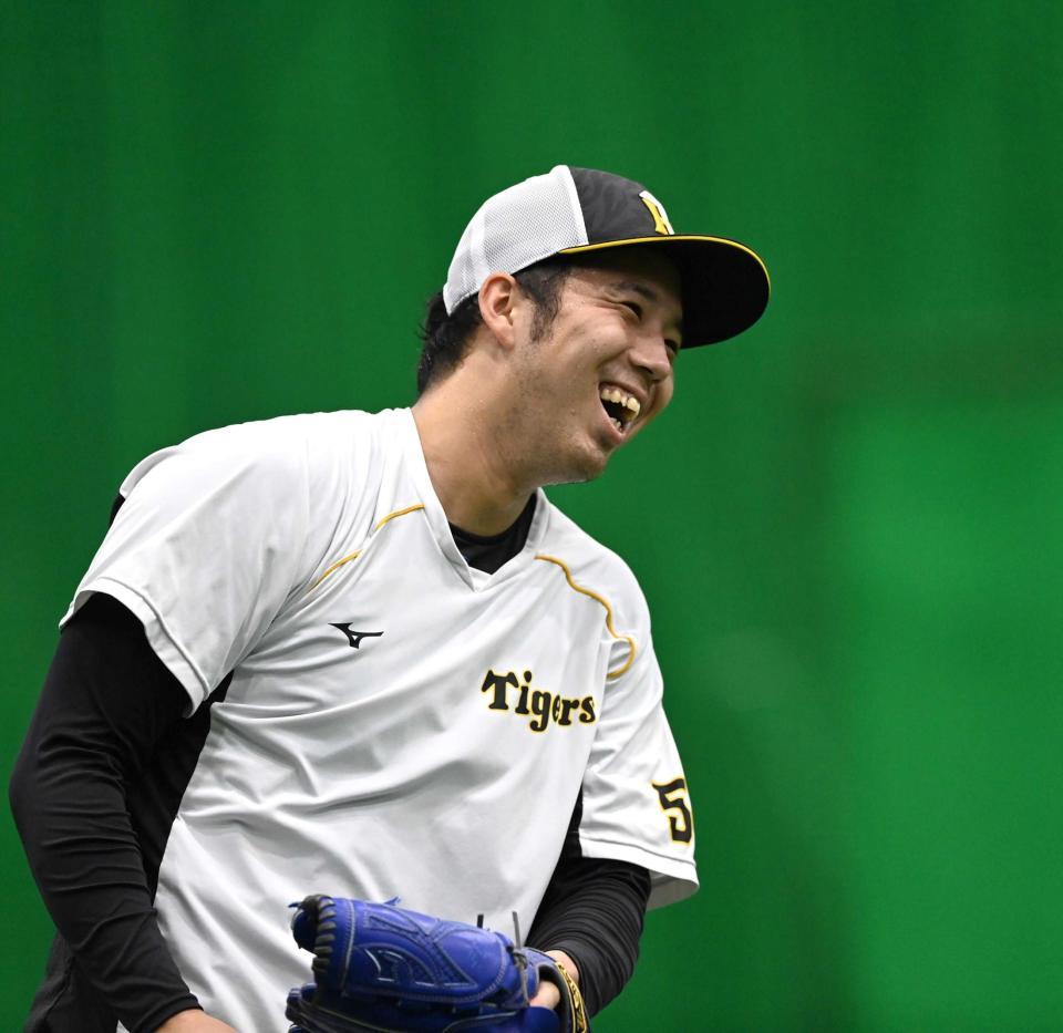 　練習の合間、リラックスした表情を見せる青柳（撮影・山口登）