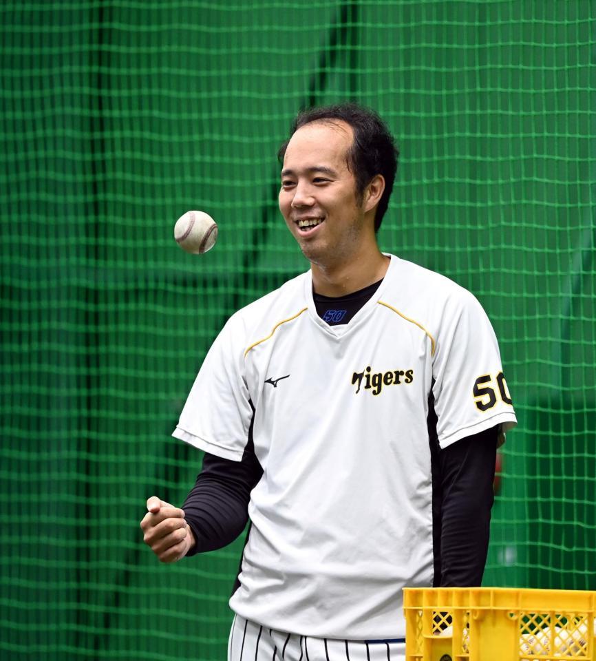 練習中笑顔を見せる阪神・青柳晃洋＝甲子園（撮影・山口登）