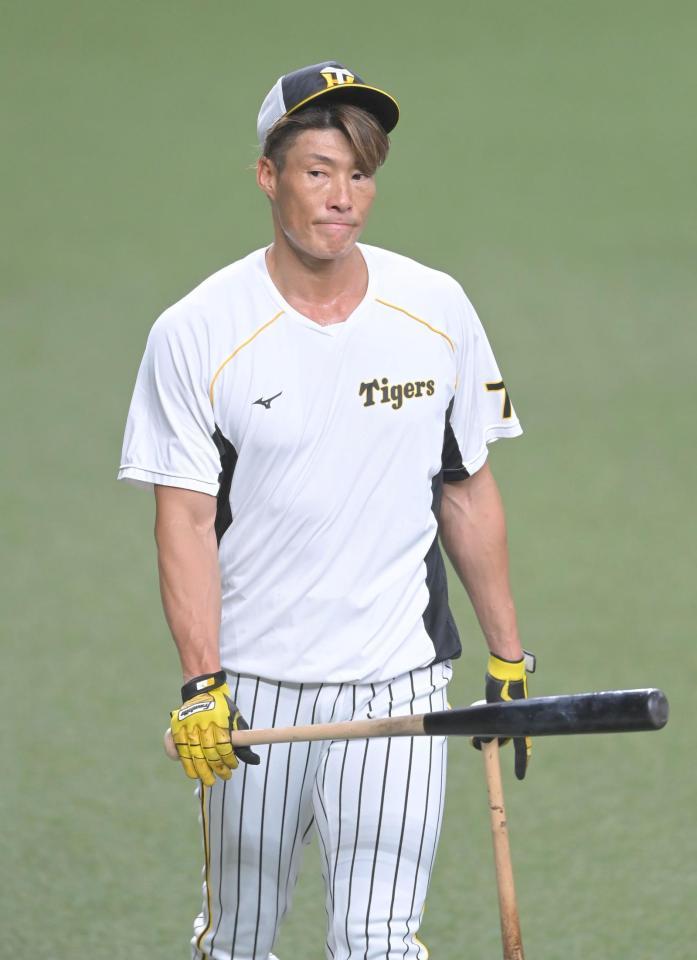 早出練習を終え引き揚げる糸井（撮影・高部洋祐）