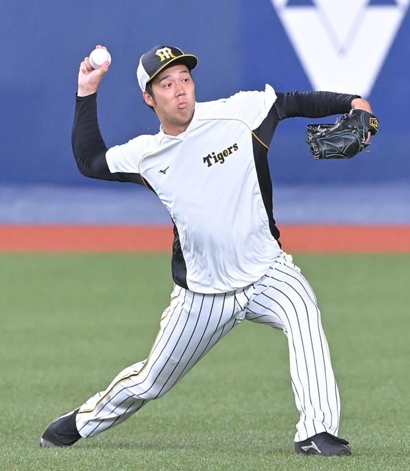 試合前、キャッチボールをする青柳（撮影・高部洋祐）