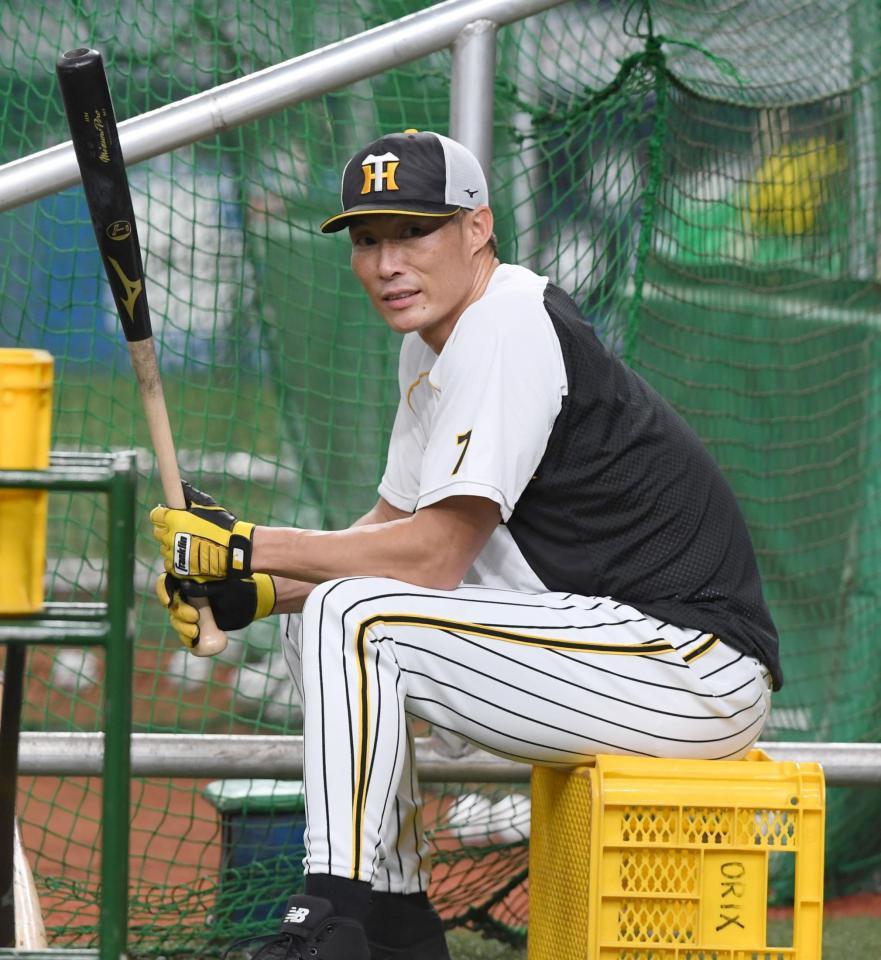 　早出特打に参加した糸井はひと息入れる（撮影・田中太一）