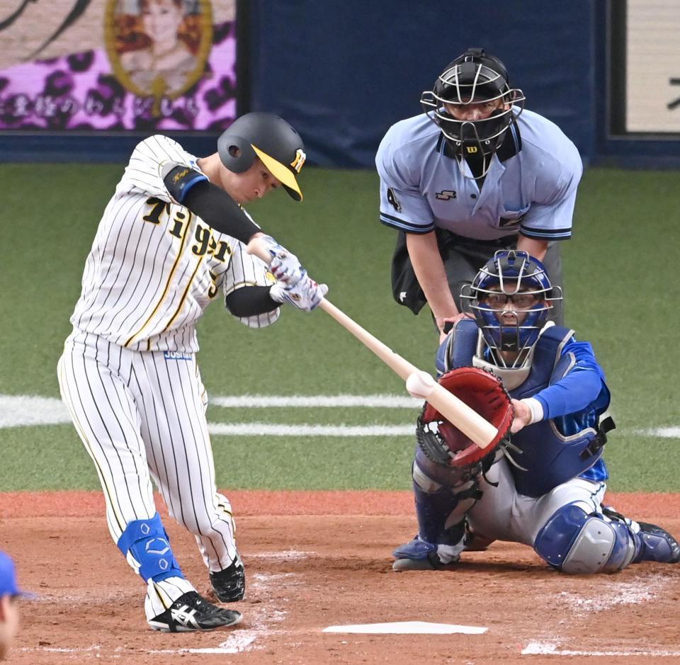 ３回、右越えに８号ソロを放つ近本（撮影・飯室逸平）