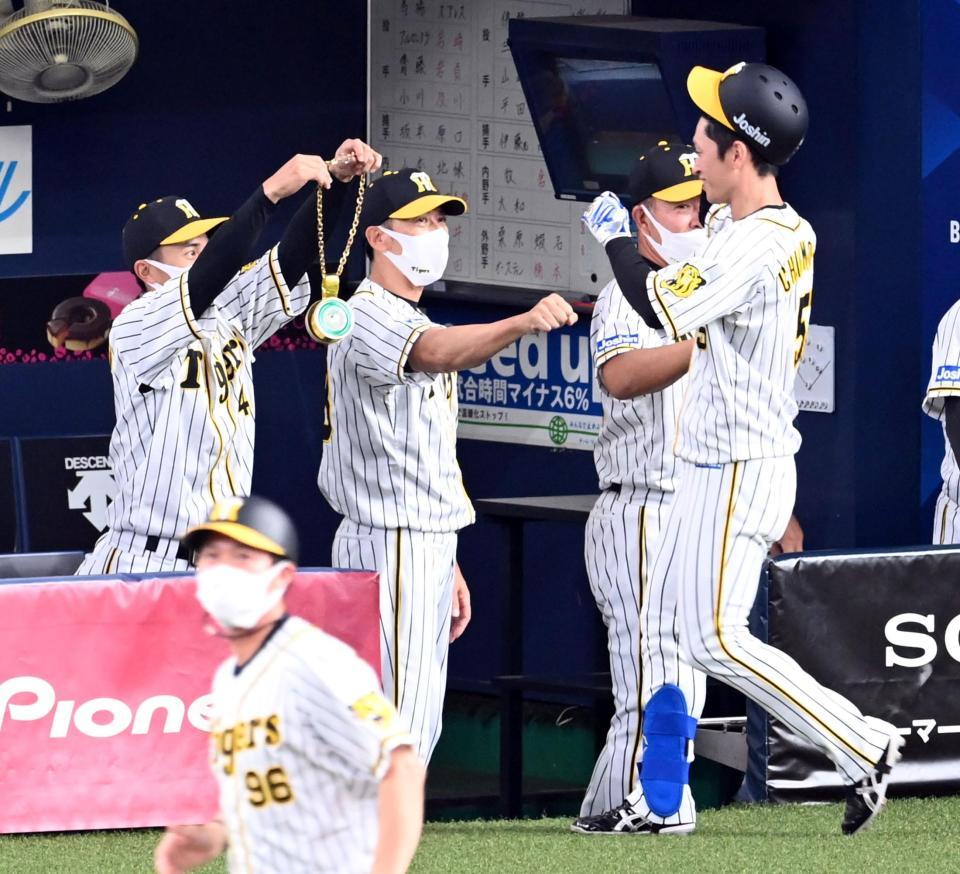 ３回、８号ソロを放った近本を迎える矢野監督（中央）ら（撮影・飯室逸平）