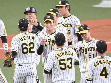 　笑顔で勝利を喜ぶ木浪（中央）ら阪神ナイン（撮影・飯室逸平）