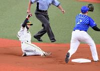 　１回、阪神・中野は盗塁を決める＝京セラドーム大阪（撮影・山口登）