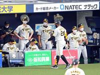 ＤｅＮＡに敗れ、重い雰囲気の矢野監督（右から２人目）、大山（左端）、佐藤輝（左から３人目）ら阪神ナイン（撮影・山口登）