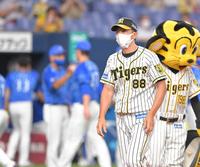 ＤｅＮＡに敗れ引き揚げる阪神・矢野燿大監督＝京セラドーム（撮影・高部洋祐）