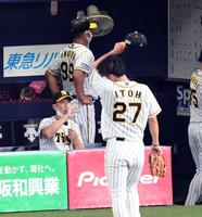 ３回を終え５失点の先発阪神・伊藤将がベンチに戻り、阪神・矢野監督は渋い表情で水を飲む＝京セラドーム大阪（撮影・山口登）