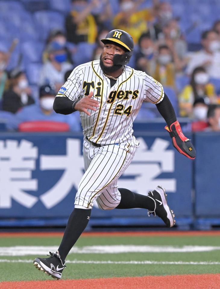 　２回、木浪の安打で、一塁から一気に本塁へ激走するロハス（撮影・高部洋祐）