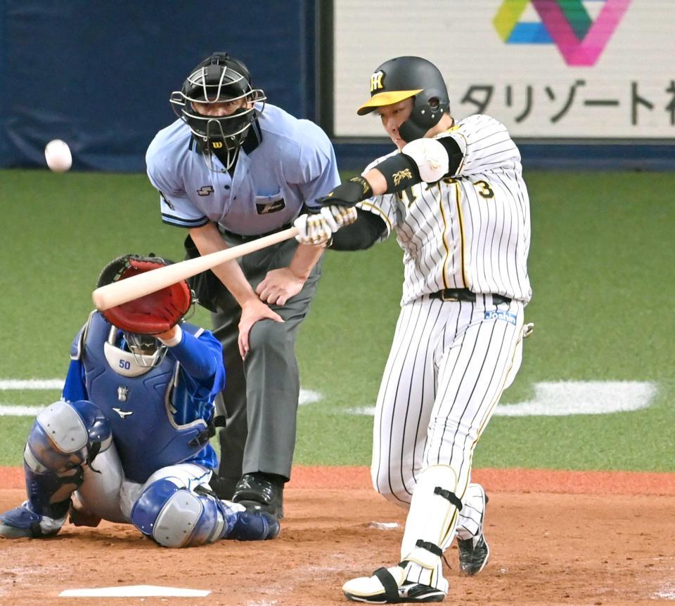 　５回、１４号２ランを放つ大山（撮影・飯室逸平）