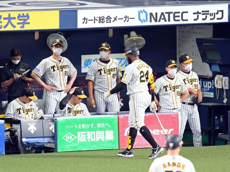 ＤｅＮＡに敗れ、重い雰囲気の矢野監督（右から２人目）、大山（左端）、佐藤輝（左から３人目）ら阪神ナイン（撮影・山口登）