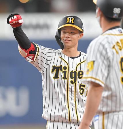 　３回、適時打を放ちガッツポーズを見せる中野