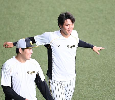 　１軍に合流し、練習に汗を流す浜地（右）＝撮影・飯室逸平