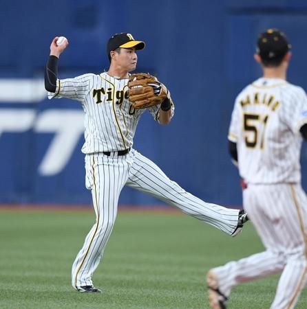 　４回、一塁へ送球しアウトにする木浪（撮影・田中太一）