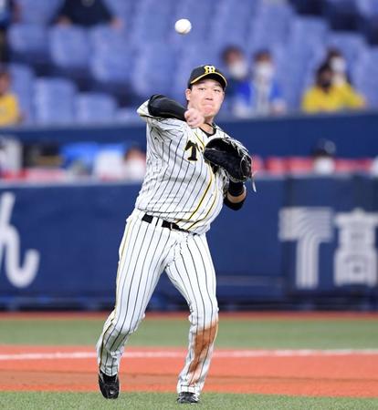 ５回、大山は桑原のゴロを捕球し一塁へ悪送球（撮影・山口登）