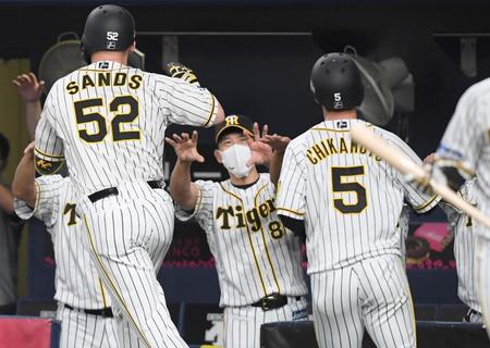 　３回、２ランを放ったサンズ（左）と近本を迎える矢野監督（撮影・田中太一）