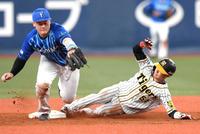 　３回、二盗を決める中野。二塁手は牧