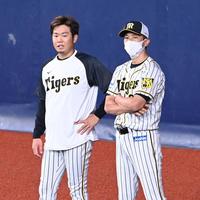 　試合前、話をする矢野監督（右）と西勇（撮影・飯室逸平）
