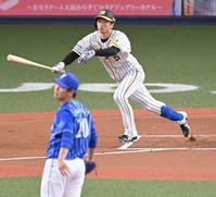 　１回、右越えに９号先制ソロを放つ近本（撮影・飯室逸平）