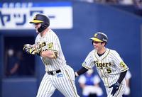　３回、サンズは２ランを放ち、笑顔で近本とベンチに向かう（撮影・山口登）