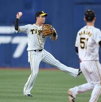 　４回、一塁へ送球しアウトにする木浪（撮影・田中太一）