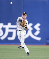 　５回、木浪は牧のゴロを捕球し一塁へ送球しアウトにする（撮影・山口登）