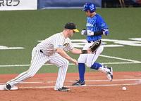 　５回、大山の悪送球で桑原の出塁を許す（一塁手・サンズ）＝撮影・飯室逸平