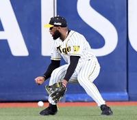 　６回、ロハスは宮崎の打球を後逸する（撮影・山口登）