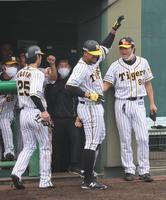 ２４日のウエスタン、オリックス戦３回、２点本塁打を放って生還しラパンパラポーズを決めるマルテ（中央）