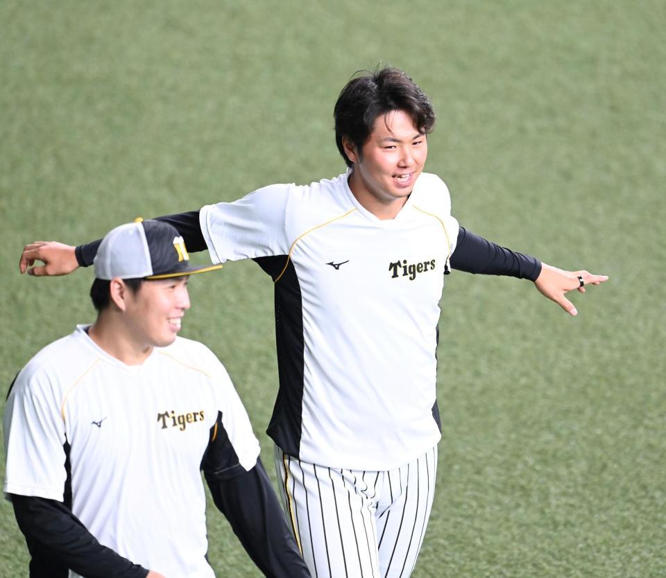 　１軍に合流し、練習に汗を流す浜地（右）＝撮影・飯室逸平