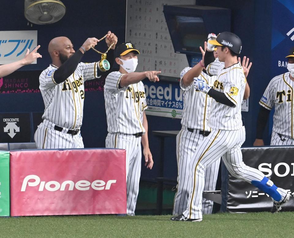 １回、先制ソロを放った近本を迎える矢野監督（中央）、ロハス（左）ら＝京セラドーム（撮影・飯室逸平）