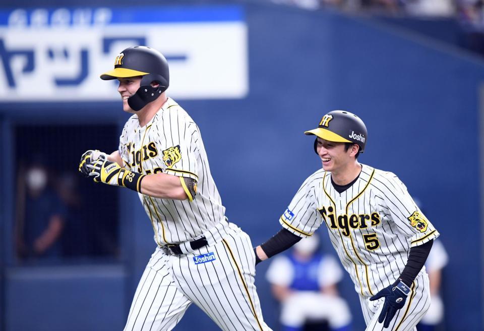 　３回、サンズは２ランを放ち、笑顔で近本とベンチに向かう（撮影・山口登）