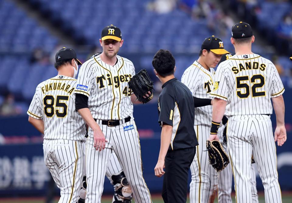 　７回、降板するガンケル（左から２人目）＝撮影・山口登