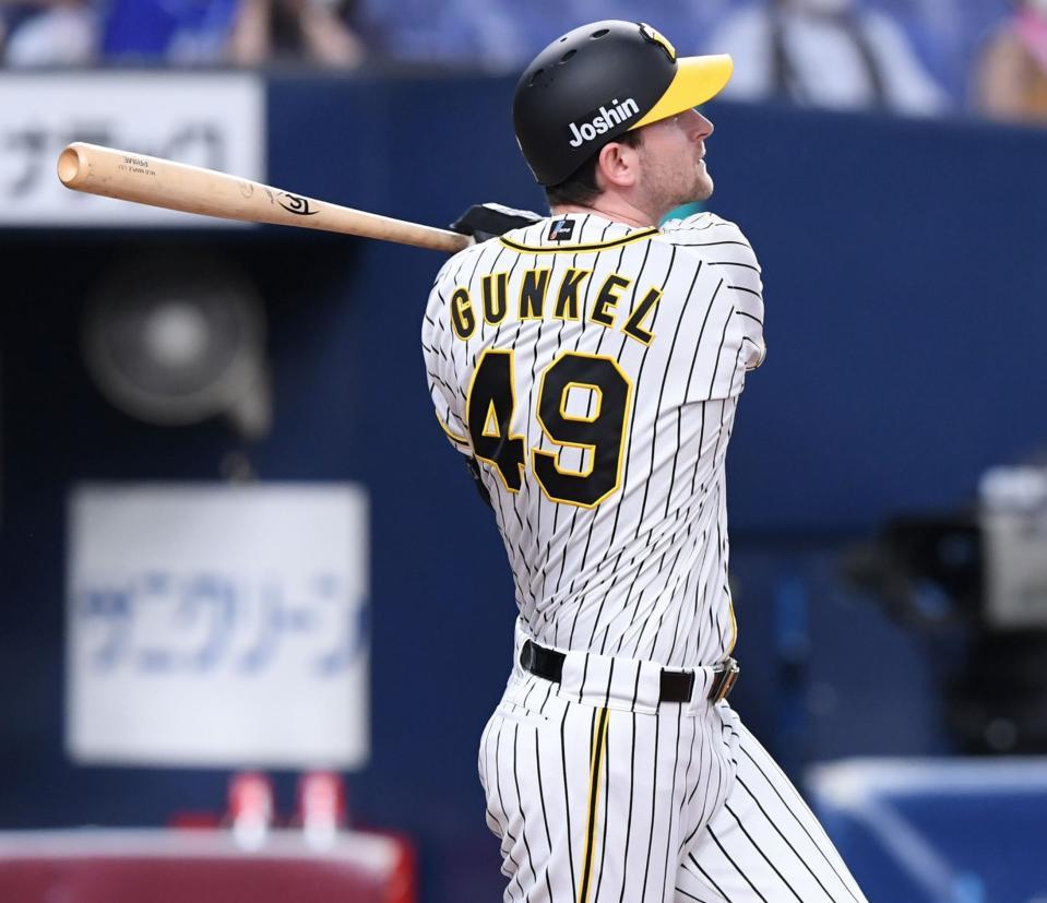 　３回、ガンケルは中前打を放つ（撮影・山口登）