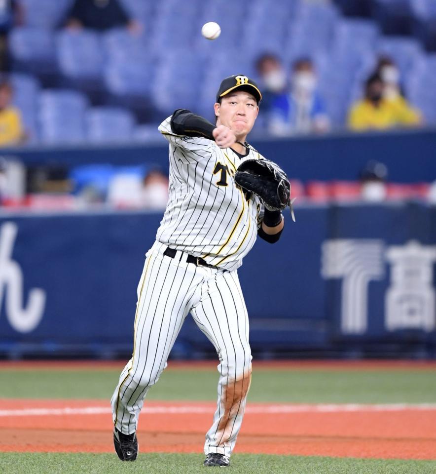 ５回、大山は桑原のゴロを捕球し一塁へ悪送球（撮影・山口登）